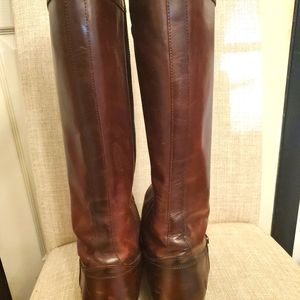 Women boots 👢 Frye. still in a great condition